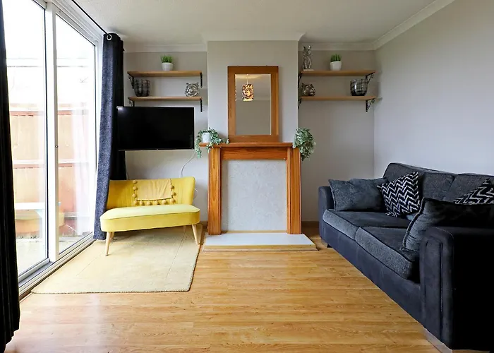 Lovely 3 Bedroom House With Free Parking & Garden