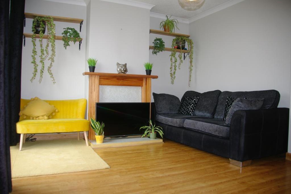 Lovely 3 Bedroom House With Free Parking & Garden Apartment *