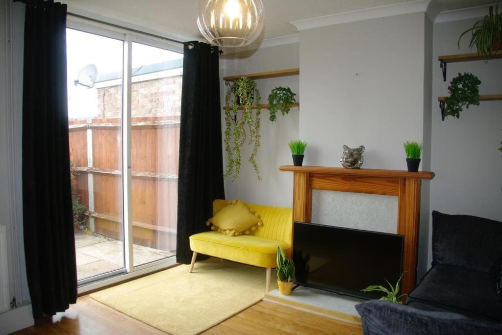 Lovely 3 Bedroom House With Free Parking & Garden Apartment