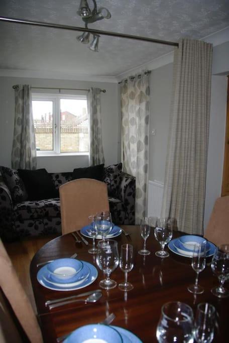 Apartment Lovely 3 Bedroom House With Free Parking & Garden