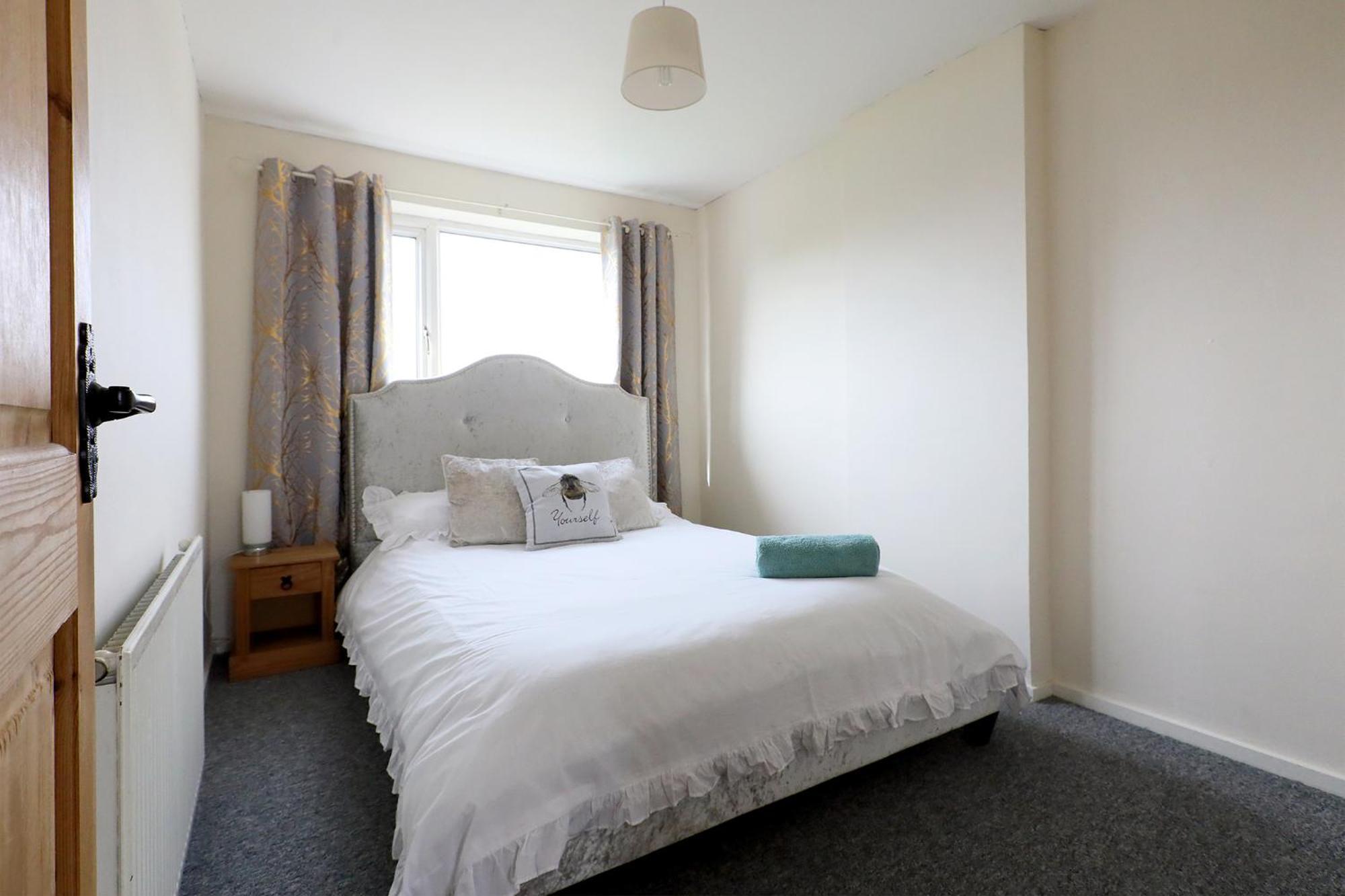 Lovely 3 Bedroom House With Free Parking & Garden Apartment