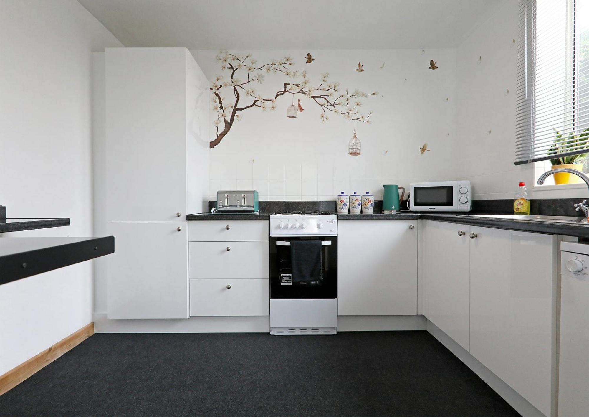 Lovely 3 Bedroom House With Free Parking & Garden Apartment *