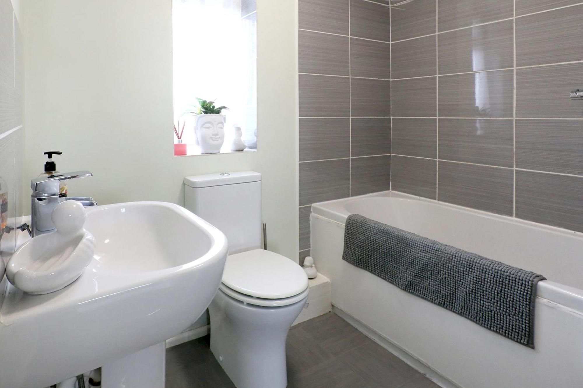 Lovely 3 Bedroom House With Free Parking & Garden * Norwich