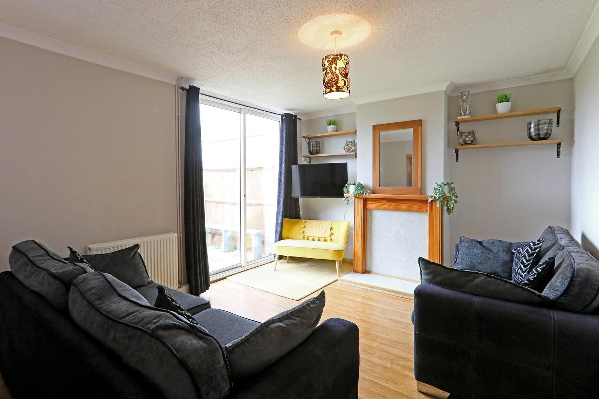 Lovely 3 Bedroom House With Free Parking & Garden Apartment