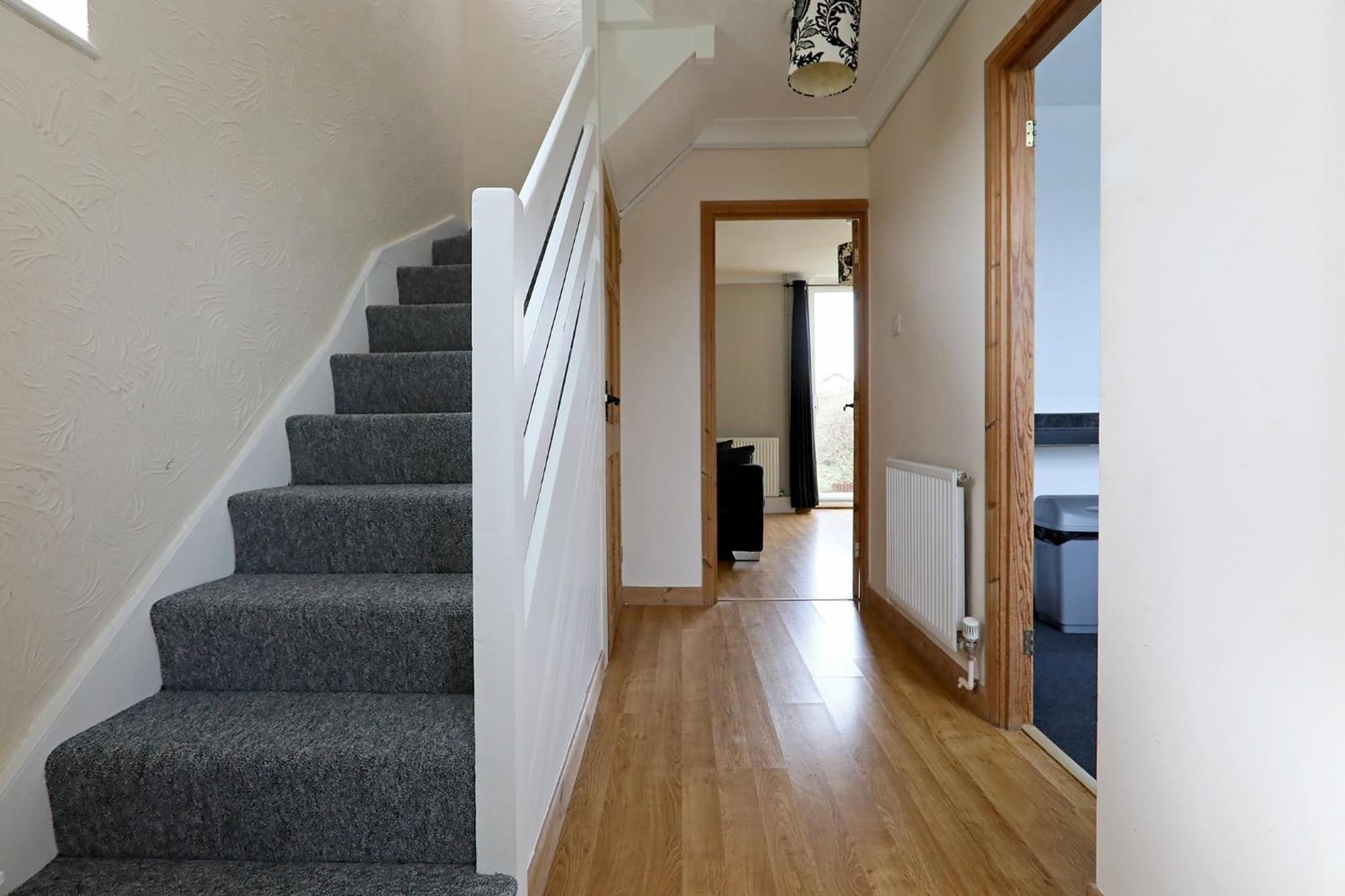Apartment Lovely 3 Bedroom House With Free Parking & Garden