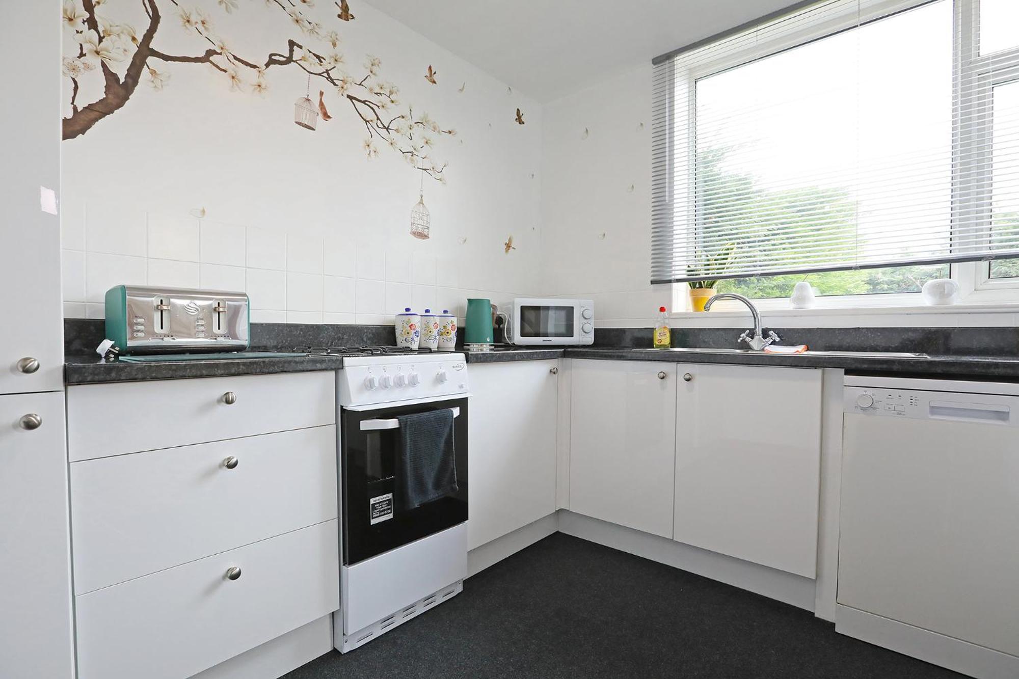 Apartment Lovely 3 Bedroom House With Free Parking & Garden *