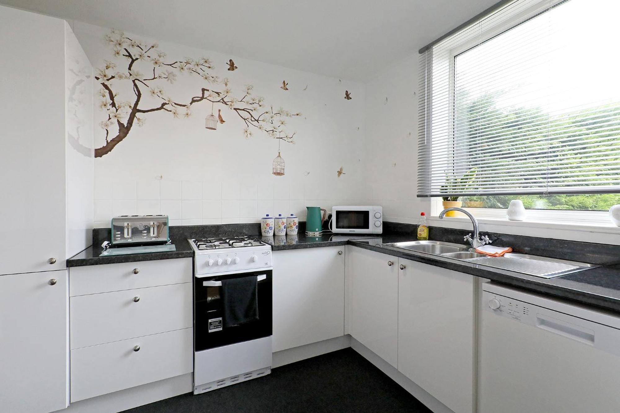 Lovely 3 Bedroom House With Free Parking & Garden Apartment